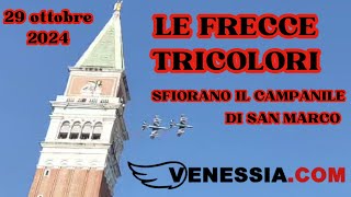 VENEZIA Le frecce tricolori sfiorano il Campanile di San Marco [upl. by Atilehs]