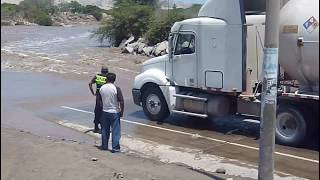 Cuando Llueve en la Sierra en la Costa se Sufre Congestión para cruzar el Rio [upl. by Airetnohs658]