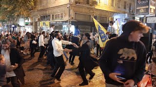 🎺Judíos Jasídicos cantando y bailando en plena calle de Jerusalén Israel 🇮🇱 [upl. by Vincelette]