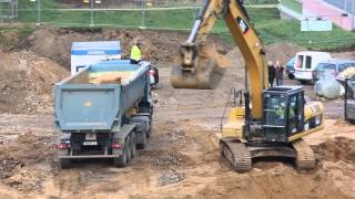 Bagger Caterpillar im Einsatz und LKW [upl. by Nade]