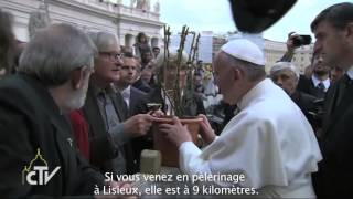 Enfin la vidéo du Pape François avec léquipe de la petite Thérèse [upl. by Satterlee]