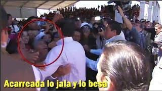 Mujeres acarreadas quotbesan y manoseanquot a Peña Nieto durante evento [upl. by Oilla]