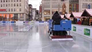 Eisbearbeitungsmaschine im EinsatzEispflege der Eisbahnen [upl. by Ethelstan]