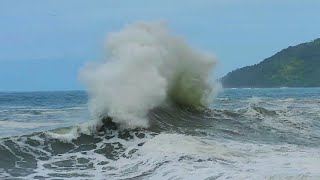 Chegaram as enormes ondas em Ubatuba 😮😮 [upl. by Morra]