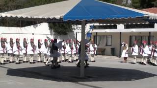 Ευζωνες Σημαια Προεδρικη Φρουρα 1412 Evzones parade [upl. by Danette]