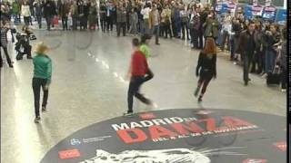 Flashmob de baile en el metro de Madrid [upl. by Nirb]