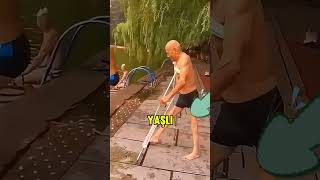 Yaşlı adam suya atladı 👴💦 [upl. by Fabrin]