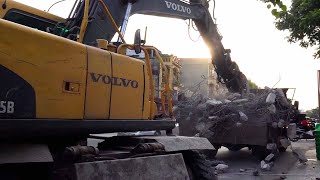 Máy xúc VOLVO EW145B phá dỡ công trình máy xúc xe ben l Excavator truck [upl. by Einaled]