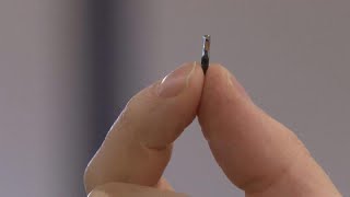 Una empresa sueca desarrolla un microchip implantado bajo la piel que sirve de pase sanitario [upl. by Doreen]