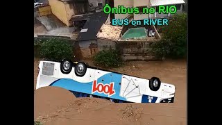 Chuva ARRASTA ÔNIBUS da 1001 para dentro do Rio Piabanha EM PETRÓPOLIS  RJ [upl. by Nnahgiel]