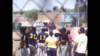 BRONCA EN EL CAMPO DE BEISBOL [upl. by Anirbaz]