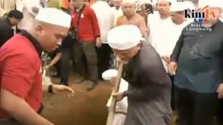 1035 pagi Jenazah Tok Guru diturunkan ke liang lahad [upl. by Annahsor460]