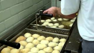 Oliebollen bakken Bakker Van de Ven [upl. by Liddle]