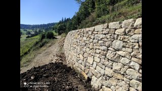 Trockenmauer bauen aus Natursteinen Anleitung von Beginn bis Vollendung [upl. by Ellehs693]