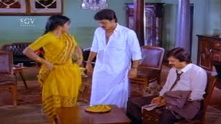 ಏನೆ ನಿಂತು ಬಿಟ್ಟೆ… ಸೀರೆ ಎತ್ತಿಕೊಂಡು ತೋರಿಸೆ  Comedy Scene  Maneli Ili Beedeeli Huli Kannada Movie [upl. by Seena]