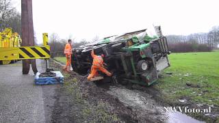 Vrachtwagen beland op zijkant in sloot Duivendansweg Wezep [upl. by Herrmann590]