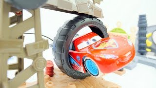 McQueen e le macchine costruiscono la pista Giochi per bambini con cars [upl. by Watson]