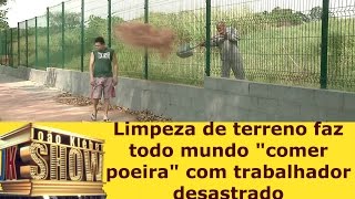 Limpeza de terreno faz todo mundo quotcomer poeiraquot com trabalhador desastrado [upl. by Aciruam]