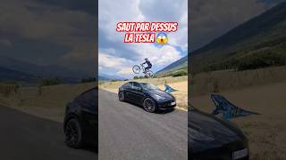 Je saute par dessus la Tesla 😱 vtt bike jump tesla [upl. by Llennor]