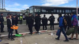 Au postefrontière de Nickelsdorf dimanche matin des réfugiés prennent le bus [upl. by Eiclud]