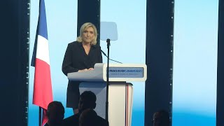 Européennes Marine Le Pen dénonce un président Macron quoten état de siègequot  AFP Extrait [upl. by Oisacin]