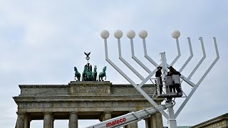 ChanukkaLeuchter am Brandenburger Tor aufgestellt  AFP [upl. by Eiuqcaj]