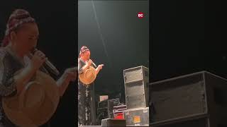 Regalos y una pancarta gigante en el concierto de Camela en Bilbao [upl. by Pope]