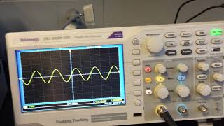 Using a Tektronix oscilloscope [upl. by Ssecnirp878]