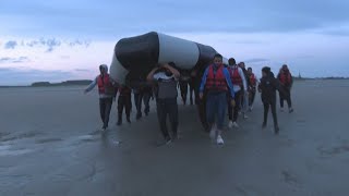 Calais  des migrants prêts à tout pour rejoindre lAngleterre • FRANCE 24 [upl. by Damali]