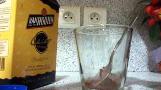 Faire un chocolat froid sans grumeaux  Dissolver le chocolat en poudre dans du lait froid [upl. by Kenric]