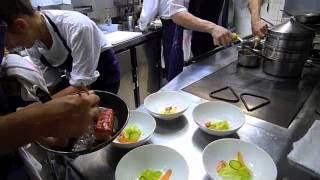 Ambiance de service dans la cuisine de Pascal Barbot lAstrance Paris [upl. by Miko230]