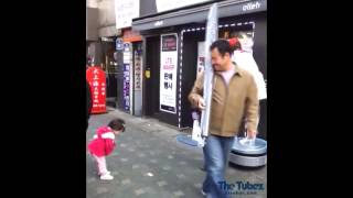 Japanese kid bows to robot リトルキッド挨拶ロボット  Japanese Little Kid [upl. by Stoecker]