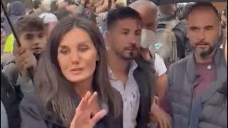 Letizia d’Espagne en larmes Felipe VI chahuté  impressionnante arrivée mouvementée à Paiporta [upl. by Romeu]