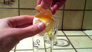 Séparer le blanc du jaune doeuf  Astuce Cuisine Séparer un oeuf [upl. by Hammerskjold]