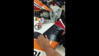 decalmotocom stickers decals adesivi applicazione How to apply graphic decals on a bike fairing [upl. by Yelhak]