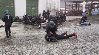 Nieder mit den Hooligans Bereitschaftspolizei Leipzig zeigt Wasserwerfer Sonderwagen und BFE [upl. by Berner]