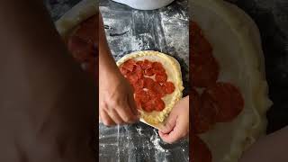 Pizza de pepperoni com borda de Catupiry 😍 pizza pizzadelivery pizzaria pizzariadelivery [upl. by Aehta]