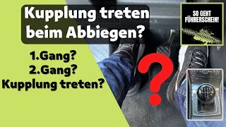 Mit getretener Kupplung abbiegen So entscheidest du wann es geht  Führerschein [upl. by Rosaline]