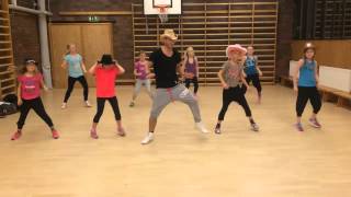 Zumba kids på Danscenter Piradinha  Gabriel Valim amp Henry Mendez [upl. by Colin334]