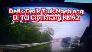 Detik² Truk Bermuatan Kardus Tergelicir Dan Terjadi Tabrakan Beruntun [upl. by Samalla328]