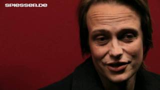 August Diehl denkt an den Kuss mit Angelina Jolie [upl. by Dnomasor]