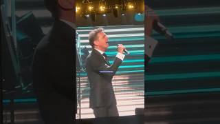 Luis Miguel cantando Por debajo de la mesa en la arena cdmx 2023 luismiguel bolero amor music [upl. by Elia]