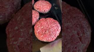 𝕎ᵉʳᵇᵘⁿᶢ  🍔 JUUUICY LUCY 🤤💦 ➡️ Wait for it ‼️🧀💥 food shorts viralvideo [upl. by Pascoe]