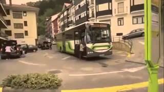 Manovra incredibile di un autobus per fare inversione di strada [upl. by Kerrin]