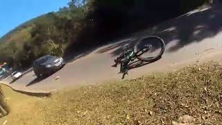 Ciclista imprudente quase se da muito mal Veja [upl. by Eniger]