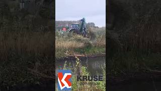 Kijk hem gaanWesseler maaiarm met JohnDeere van loonbedrijf Arjan De Hond maait hoog riet met 10kmu [upl. by Ikkir]