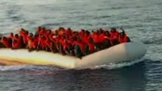 Italiens Polizei greift erneut afrikanische Flüchtlinge im Mittelmeer auf [upl. by Dickenson]