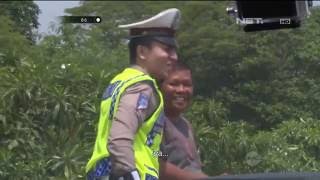 Kena Tilang Pengendara ini Selipkan Uang di Tangan Untuk Sogok Polisi  86 [upl. by Yemirej888]