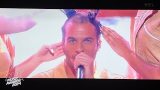 NRJ Music Awards 2024  Amir se fait raser la tête en direct un geste fort qui touche le public [upl. by Ber]