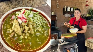 Pozole Verde de Pollo  Para Festejar el Día de las Madres  La Herencia de las Viudas [upl. by Oletta979]